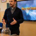 Katecheta prowadzi zajęcia z dziećmi na podstawie serialu Nie z Tej Ziemi